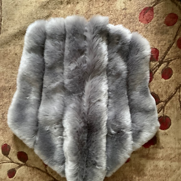 **FALL SALE** Faux Fur Wrap - Picture 4 of 4